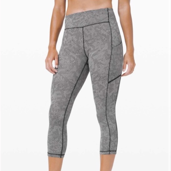 SeaWheeze Lululemon Speed Up Crop 21" - Size 6 - Like new - Picture 4 of 13